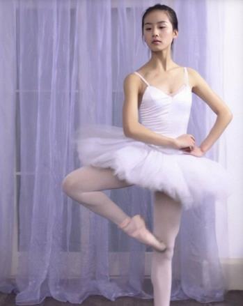 白裙子成人美姿舞蹈视频