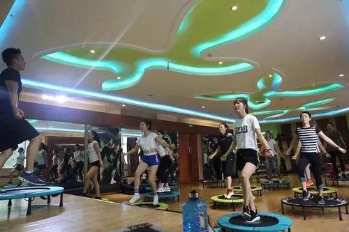 成人蹦床操表演视频  第1张