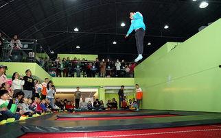 成人蹦床操表演视频  第3张