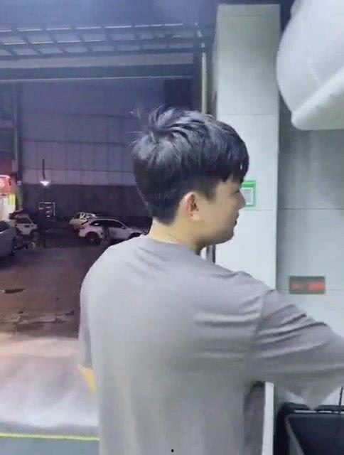 成人吹头发视频  第2张