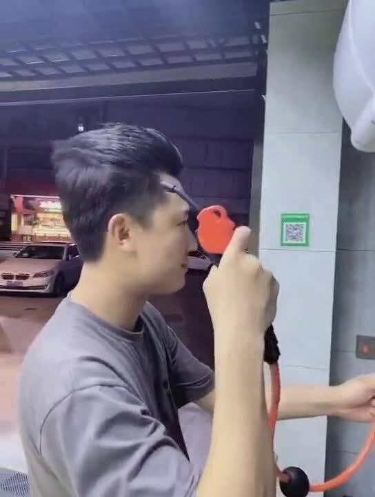 成人吹头发视频  第3张